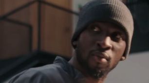 Após caso Vini Jr., Benfica lança campanha com jogador negro "roubando" camisa