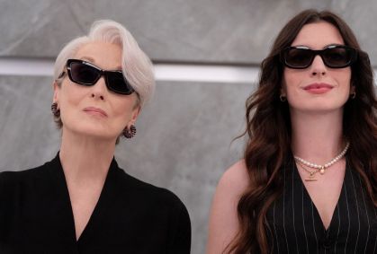 Hathaway e Streep posam com looks inspirados em "O Diabo Veste Prada"; veja