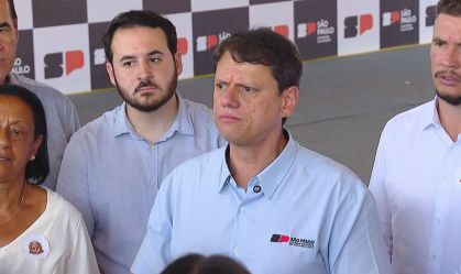 Tarcísio diz que encontrará Flávio após Carnaval para "pensar estratégia"