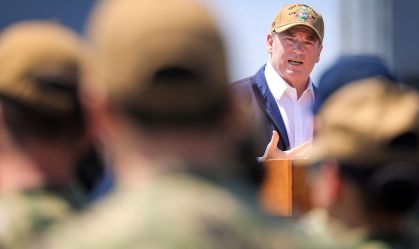 Secretário da Marinha dos EUA esteve em avião particular de Epstein em 2006