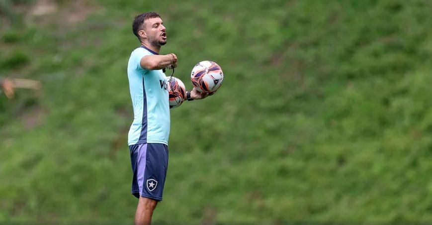 Martín Anselmi durante treino do Botafogo