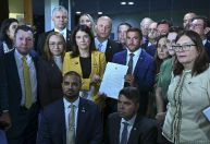 Parlamentares reúnem assinaturas e apresentam pedido por CPMI do Master