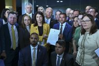 Parlamentares reúnem assinaturas e apresentam pedido por CPMI do Master