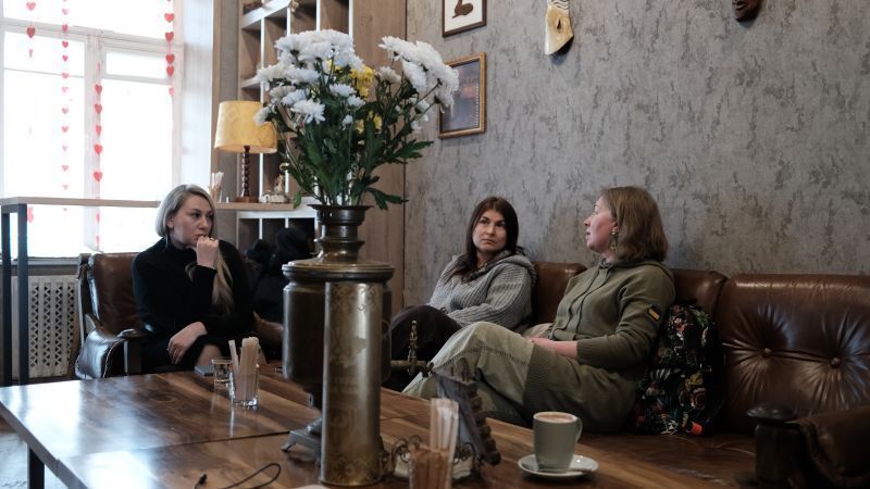 Oksana Borkun (ao centro) e suas duas amigas, Juliia Seliutina (à esquerda) e Olena Biletska, se encontram em um café em Kiev. • Ivana Kottasová/CNN
