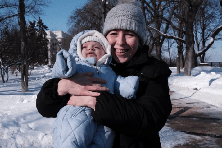 Olena Bilozerska leva seu filho Pavlus para passear em Kiev. • Ivana Kottasová/CNN