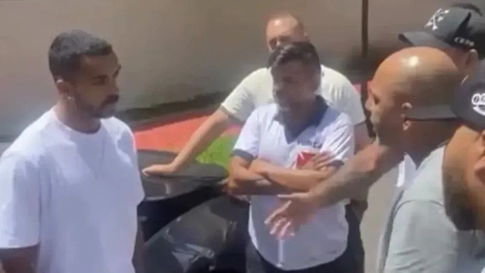 Paulo Henrique, jogador do Vasco, é cobrado por membros de organizada do clube