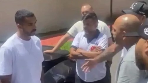 Paulo Henrique, jogador do Vasco, é cobrado por membros de organizada do clube