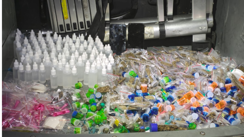 No local, foram apreendidos 1.637 invólucros de maconha, 185 invólucros de cocaína, 127 invólucros de crack e 99 frascos de lança-perfume