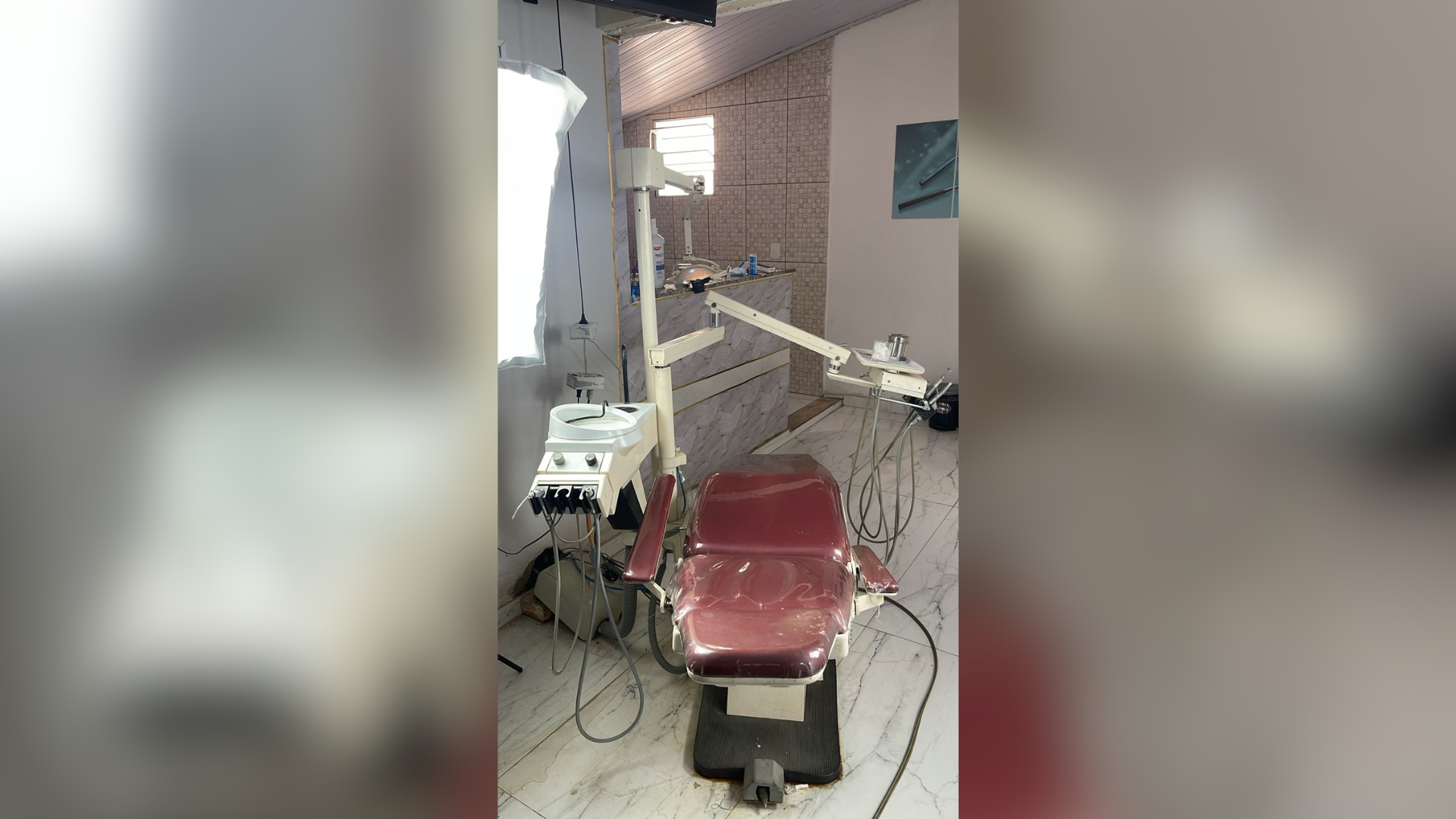 Bancadas desorganizadas misturavam materiais odontológicos e sujeira, confirmando a precariedade do atendimento • Reprodução
