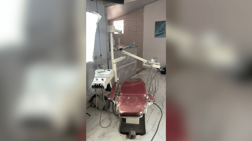 Bancadas desorganizadas misturavam materiais odontológicos e sujeira, confirmando a precariedade do atendimento • Reprodução