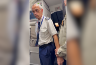 Veja momento em que piloto da Latam é preso dentro de avião em SP