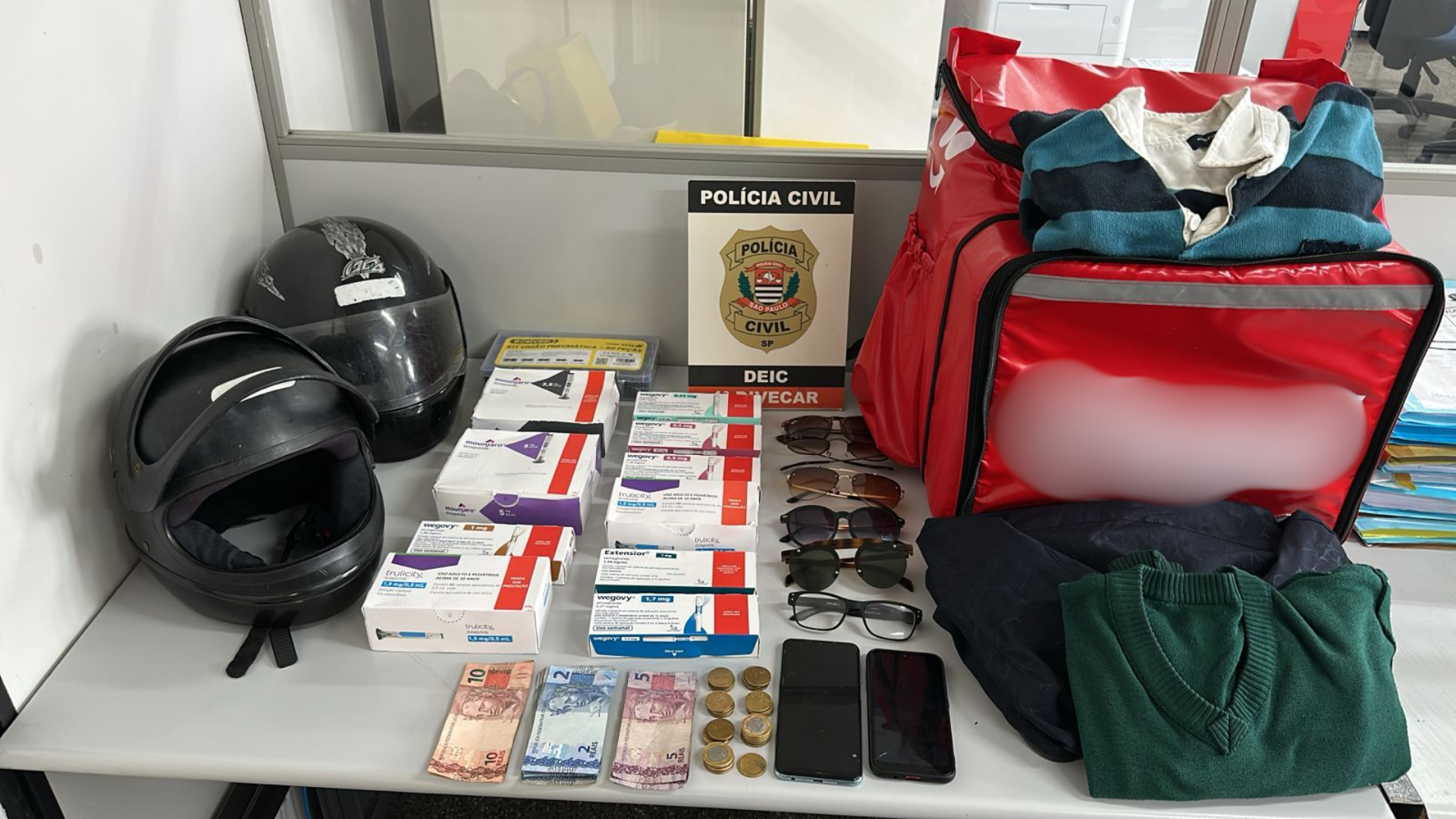 Objetos foram apreendidos dentro de quarto de hotel • Reprodução/Polícia Civil