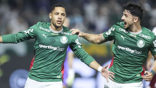 Vitor Roque comemora gol do Palmeiras sobre o Fluminense