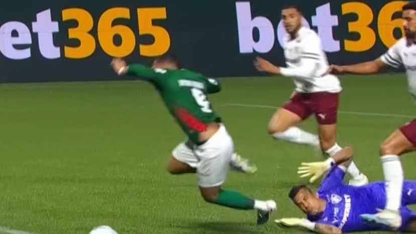 Vitor Roque caiu na área e o árbitro apitou pênalti