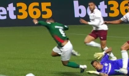 Vitor Roque caiu na área e o árbitro apitou pênalti