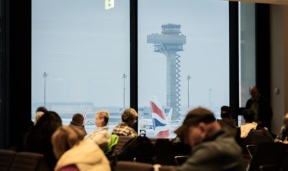 Aeroporto de Berlim paralisa operações após neve e chuva congelante