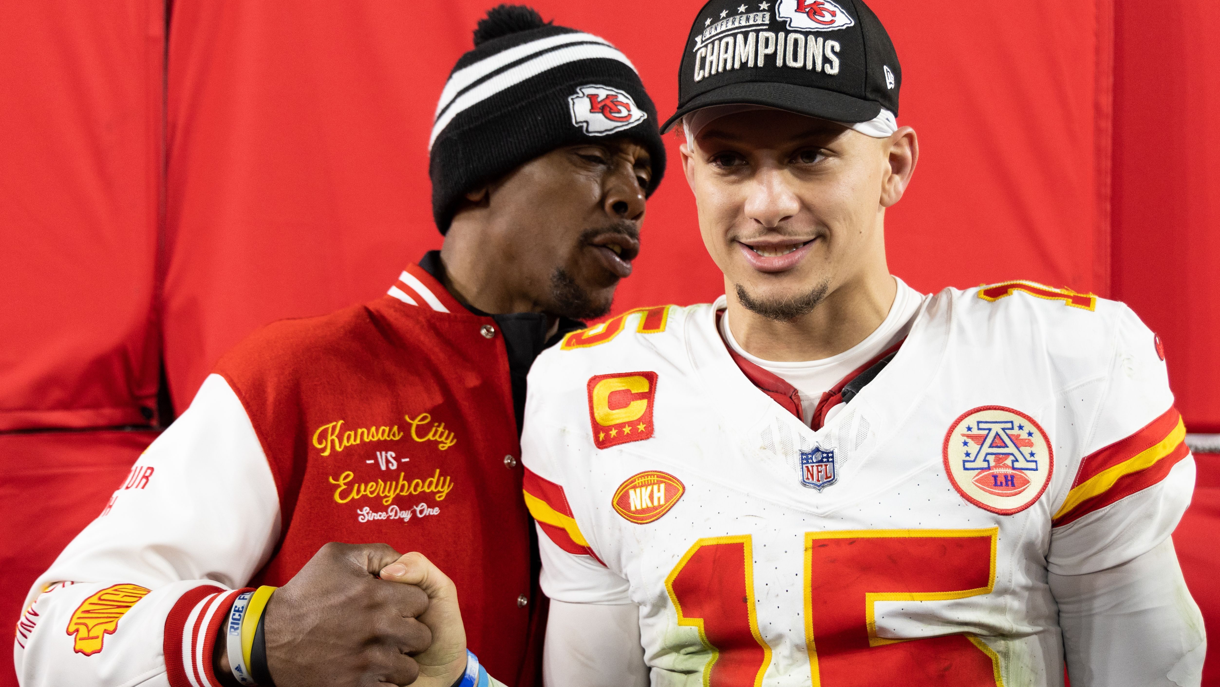 Patrick Mahomes ao lado do pai