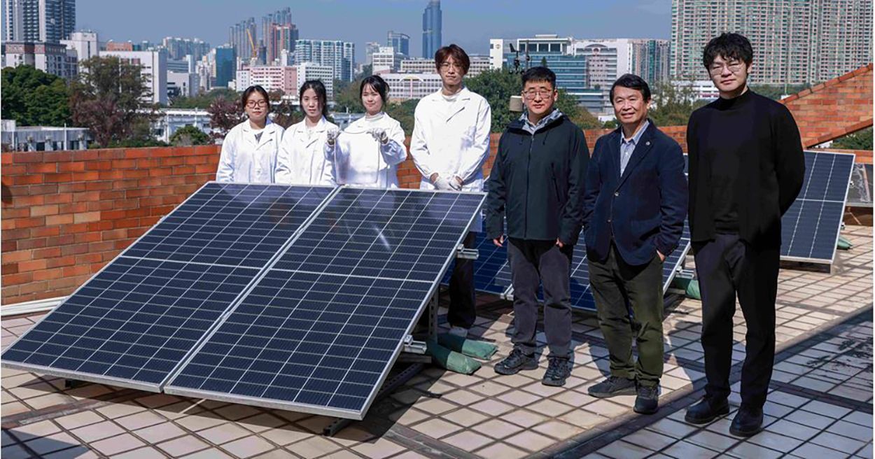 Equipe-de-pesquisadores-posando-ao-lado-de-painel-solar