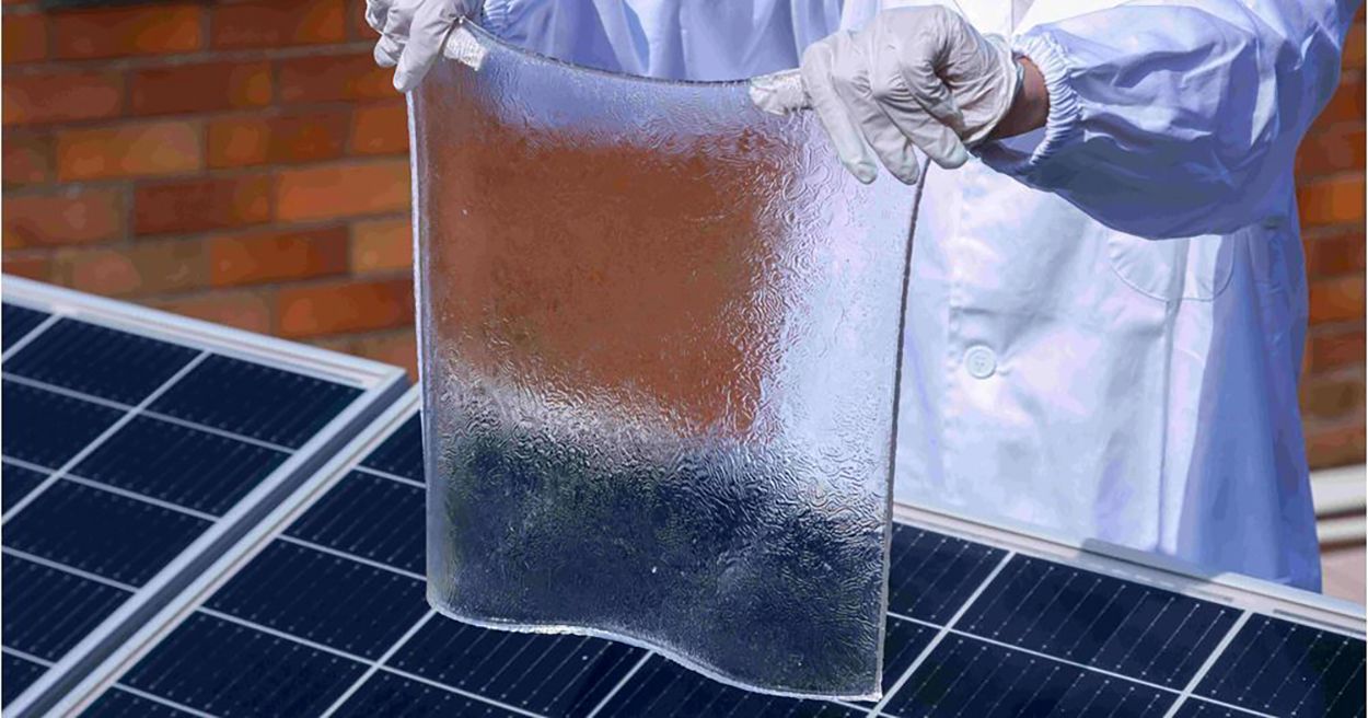 cientista-mostrando-hidrogel-sobre-placa-solar