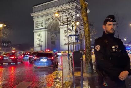 Polícia de Paris dispara contra homem que atacou policial com faca