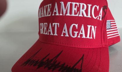 Petro adiciona “s” a slogan Make America Great Again em boné dado por Trump