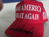 Petro adiciona “s” a slogan Make America Great Again em boné dado por Trump