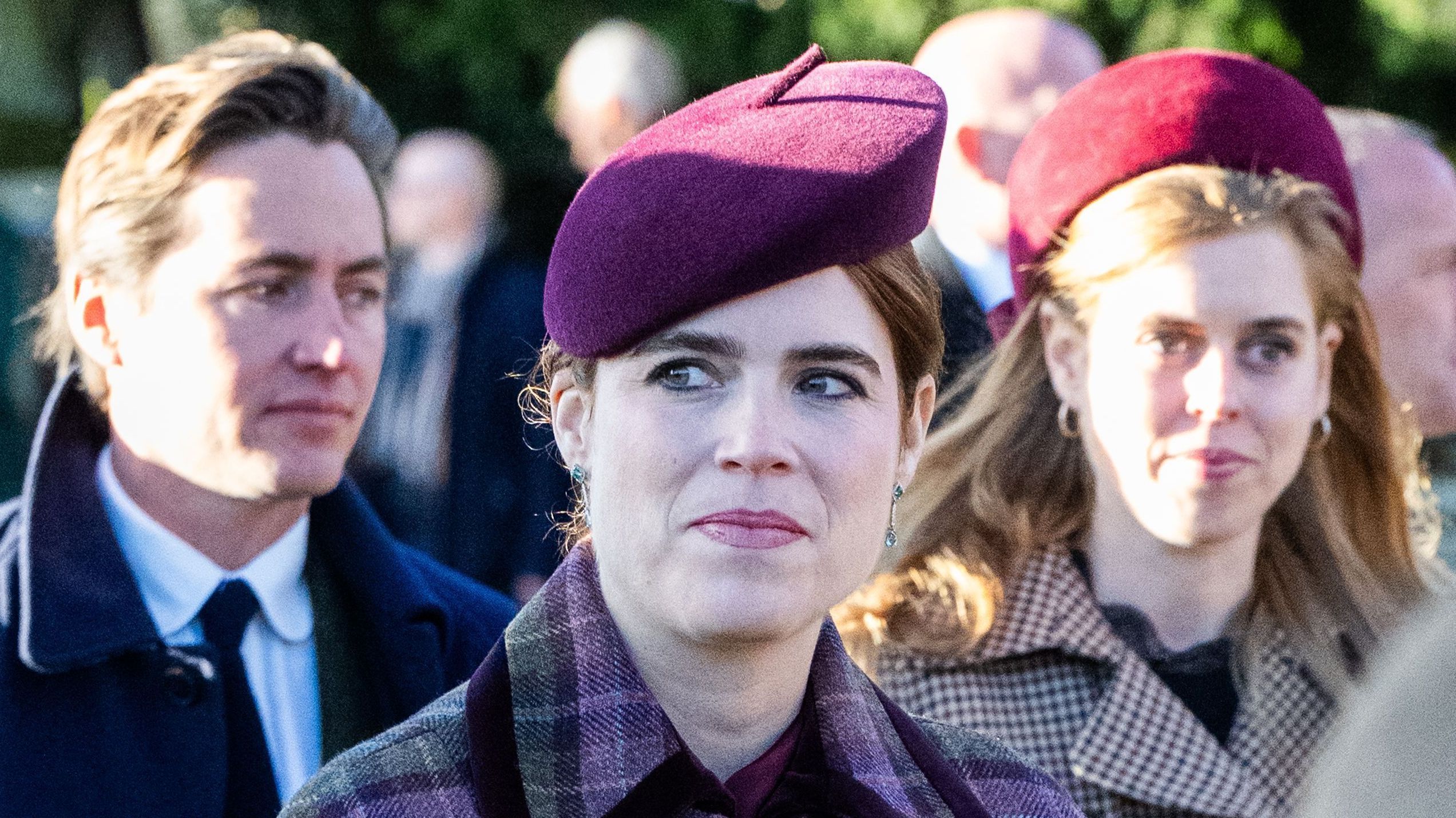 Princesa Eugenie e princesa Beatrice participam da missa de Natal na Igreja de Sandringham