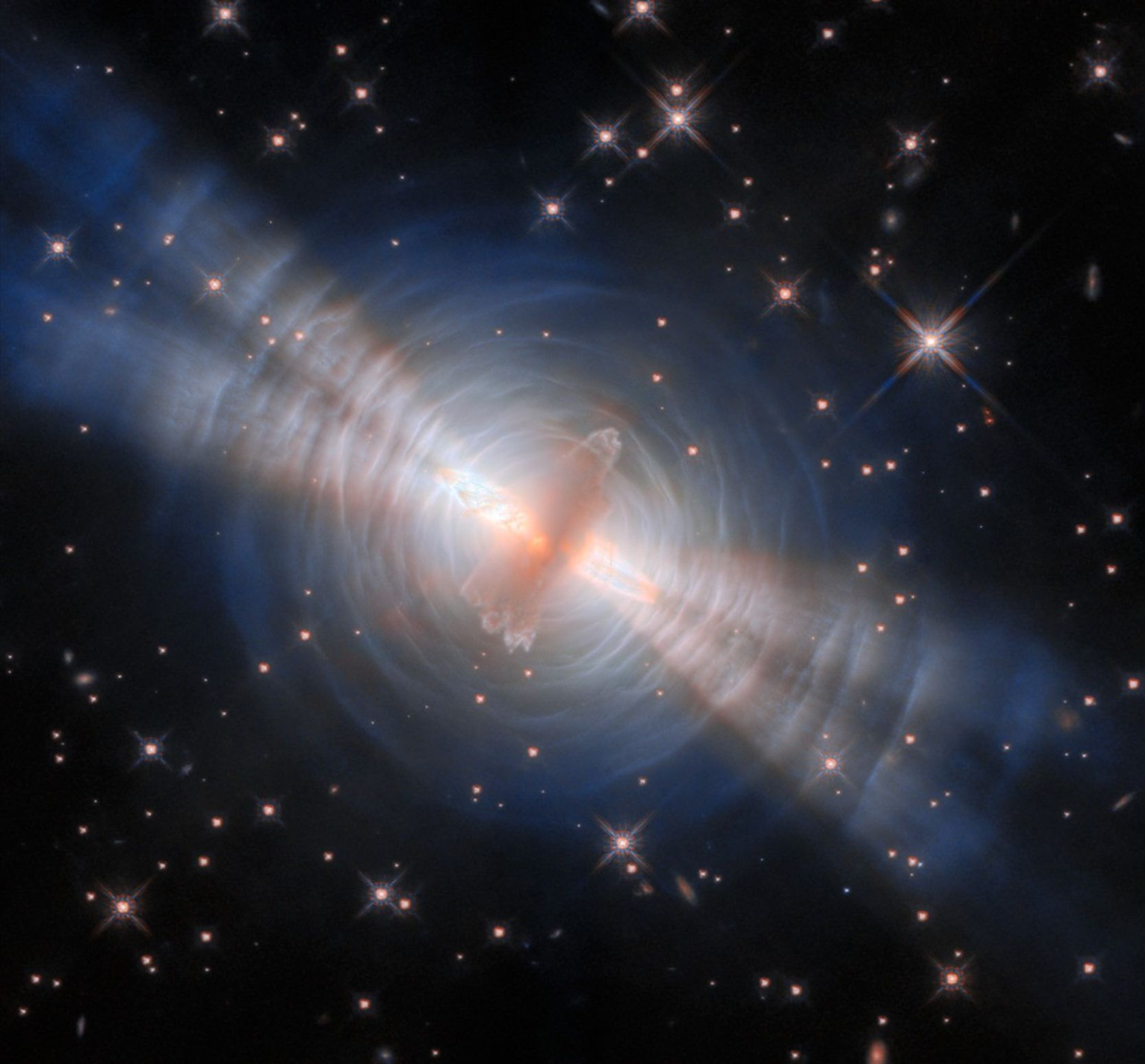 Essa estrutura de gás e poeira foi criada por uma estrela semelhante ao Sol em processo de morte. Essas novas observações foram feitas com a Câmera de Campo Amplo 3 do Hubble. • NASA, ESA, Bruce Balick (UWashington)