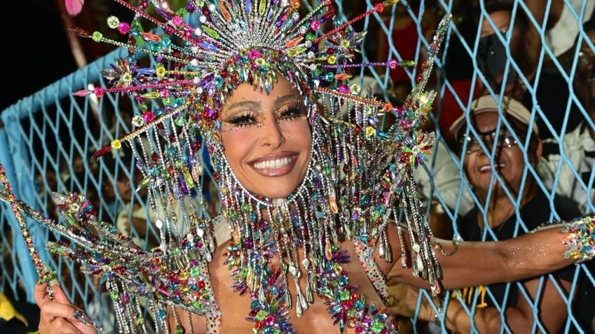 Sabrina Sato na concentração da Vila Isabel • Leo Franco / AgNews