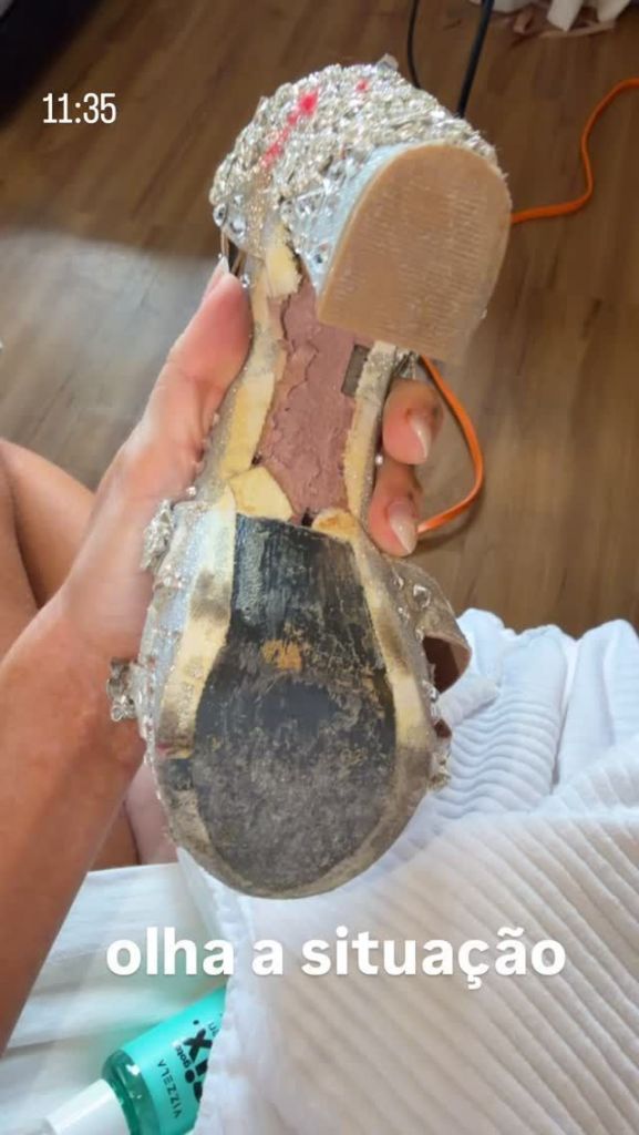 A influenciadora Gkay mostra sandália arrebentada após ensaio técnico na Marquês de Sapucaí, no Rio de Janeiro