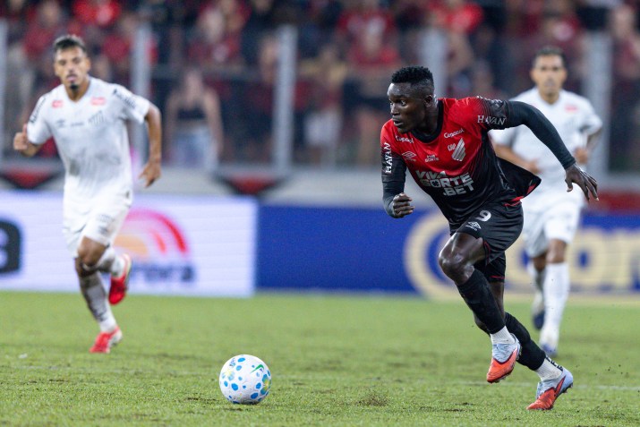 Kevin Viveros fez o gol da vitória do Athletico contra o Santos • Rodolfo Buhrer/Sports Press Photo/Getty Images