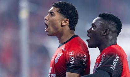 Santos vacila, perde para Athletico-PR e segue sem vencer no Brasileirão