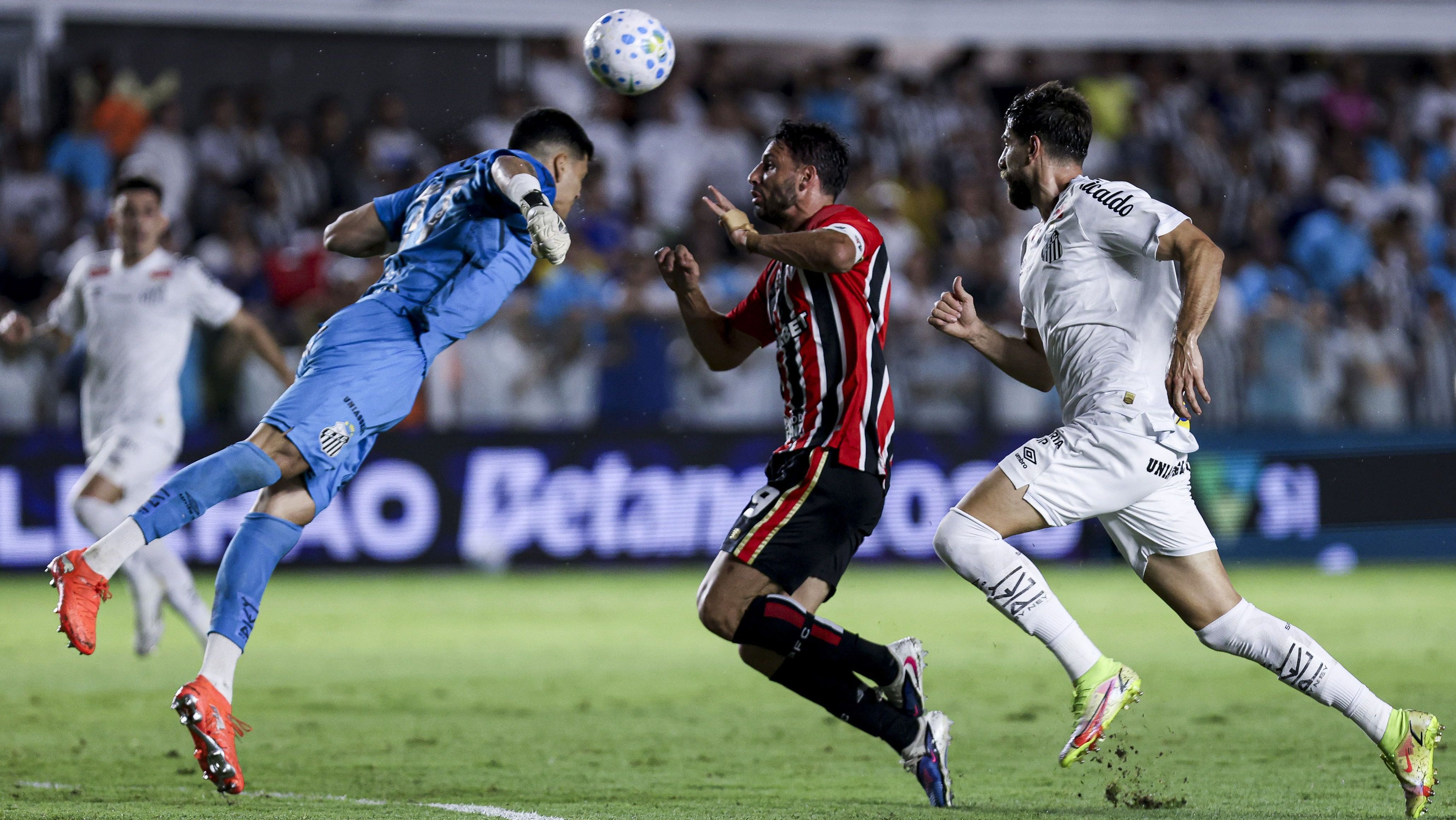 Disputa de bola em Santos x São Paulo
