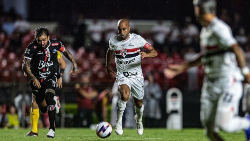 Disputa de bola em São Paulo x Primavera