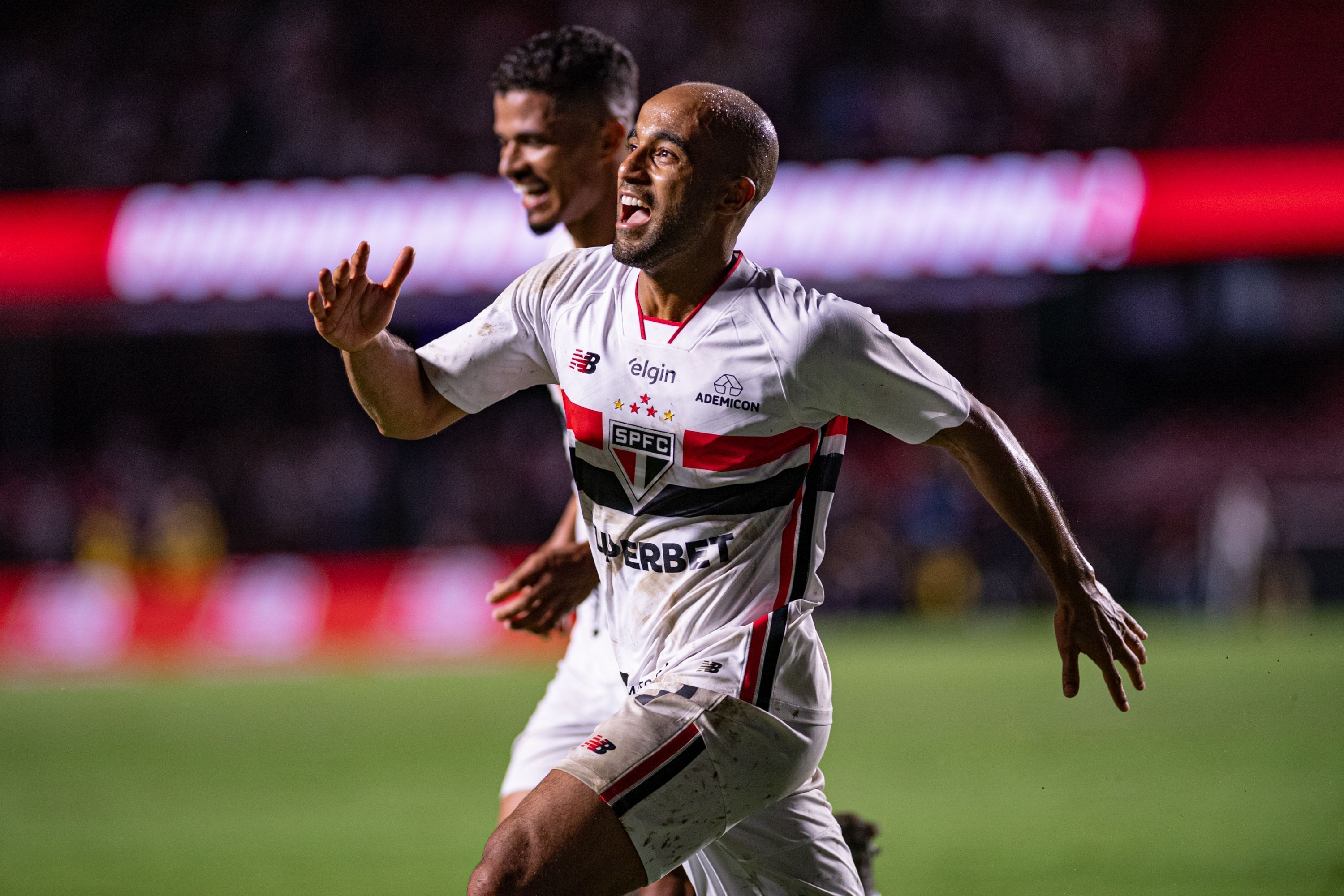 Lucas Moura celebra o gol marcado contra o Grêmio
