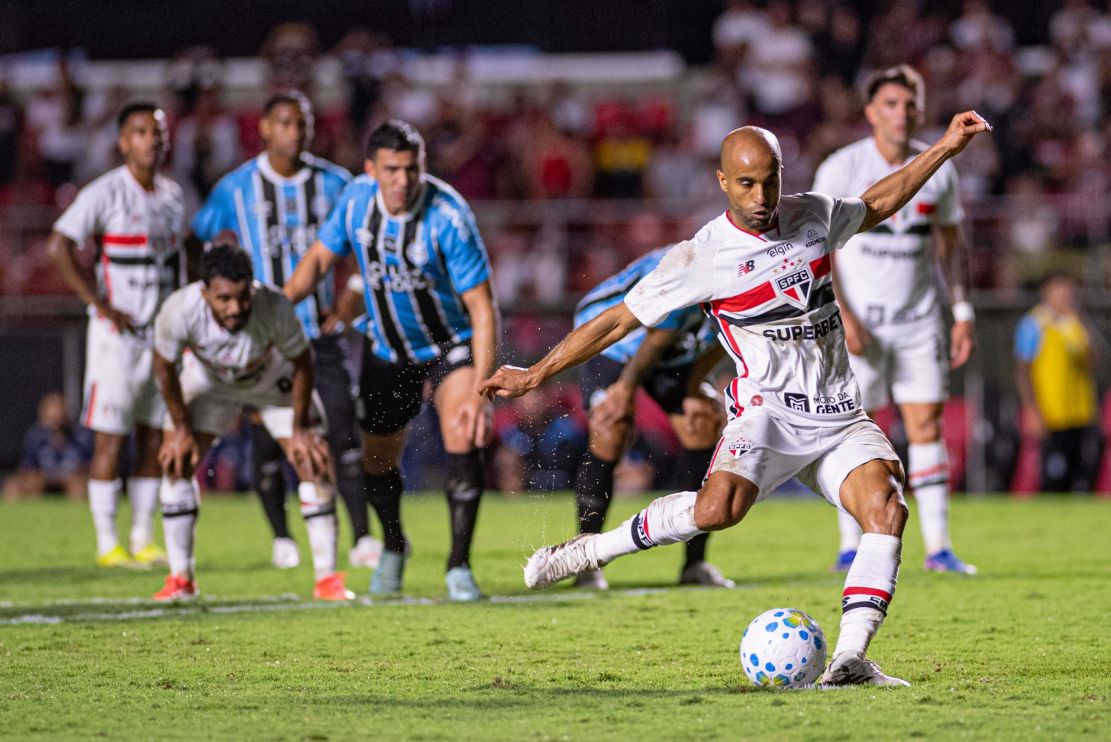 EXPULSÃO MUDA TUDO! Grêmio perde para o São Paulo e sai pressionado no Brasileirão
