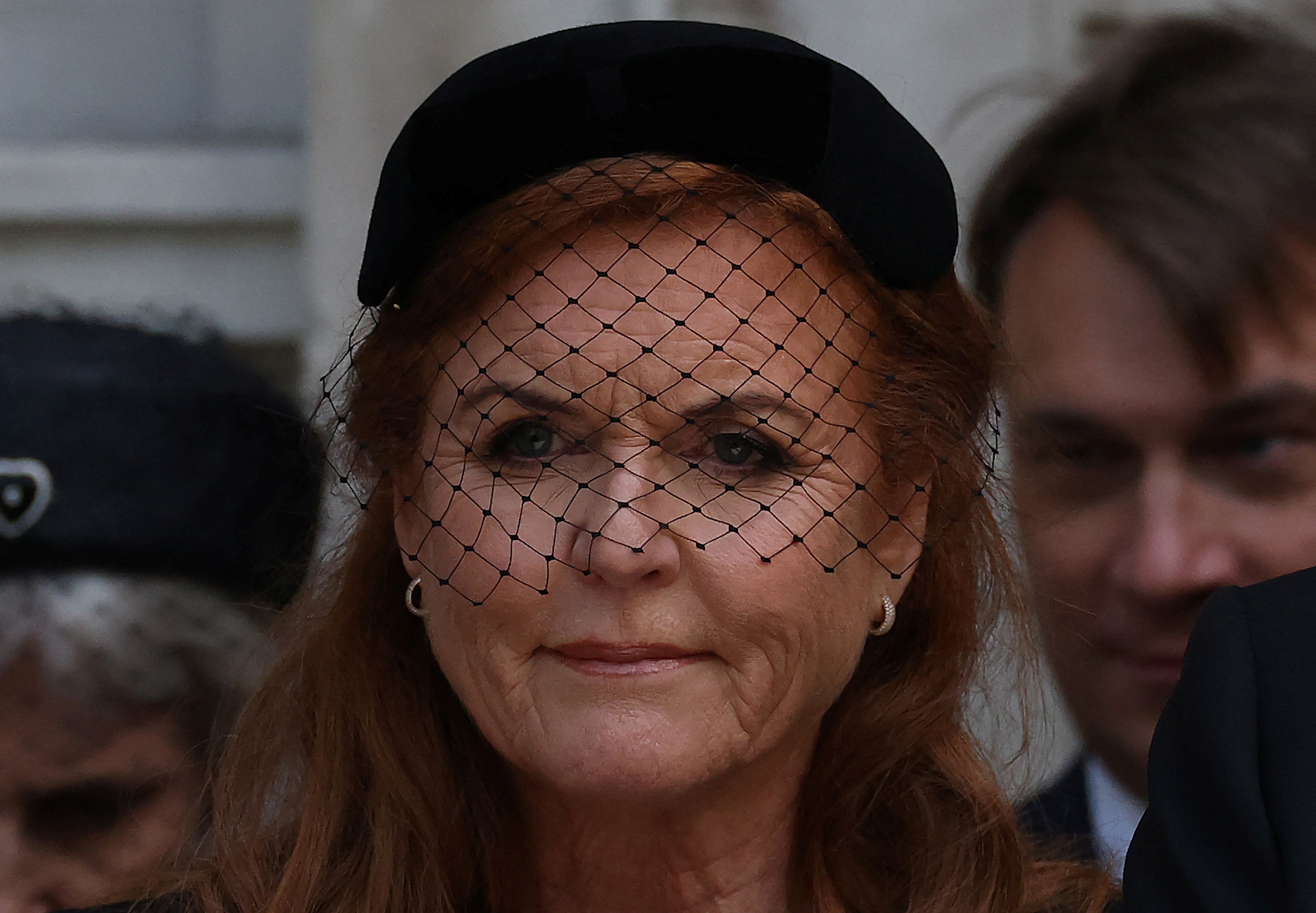 Sarah Ferguson deixa a Catedral de Westminster em Londres em 16 de setembro de 2025