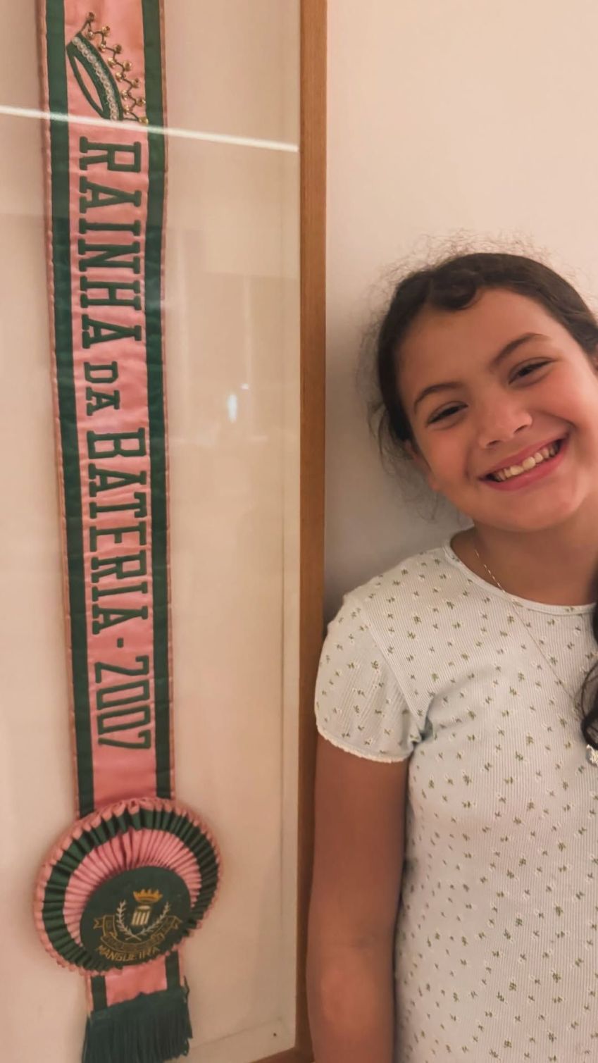 Sol de Maria, neta de Preta Gil, ao lado da faixa de rainha de bateria da avó • Instagram/ Francisco Gil