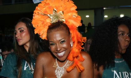 Sol Vega curte segundo dia de Carnaval no Rio com look ousado