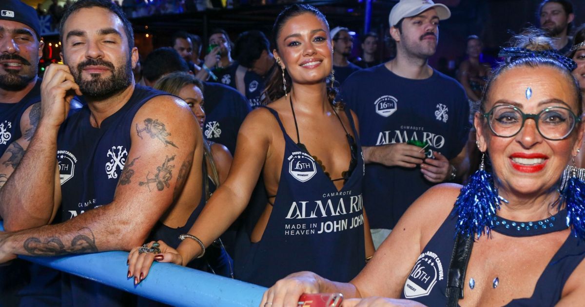 Carnaval no Rio: famosos curtem 2ª noite de desfiles na Sapucaí