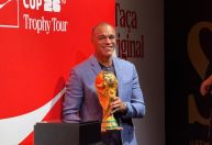 Taça da Copa do Mundo desembarca no Brasil; veja fotos