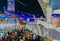 Flávio mira eleitor independente ao criticar desfile em homenagem a Lula