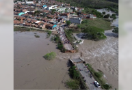 Ponte desaba e isola município no Agreste de Pernambuco após fortes chuvas