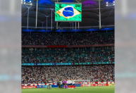 Torcedor chileno é preso por racismo após imitar macaco em estádio na Bahia