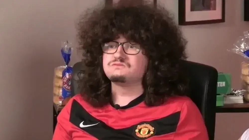 Torcedor do United não corta cabelo há quase 500 dias após aposta