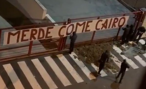 Torcedores despejam fezes em frente ao estádio do Torino