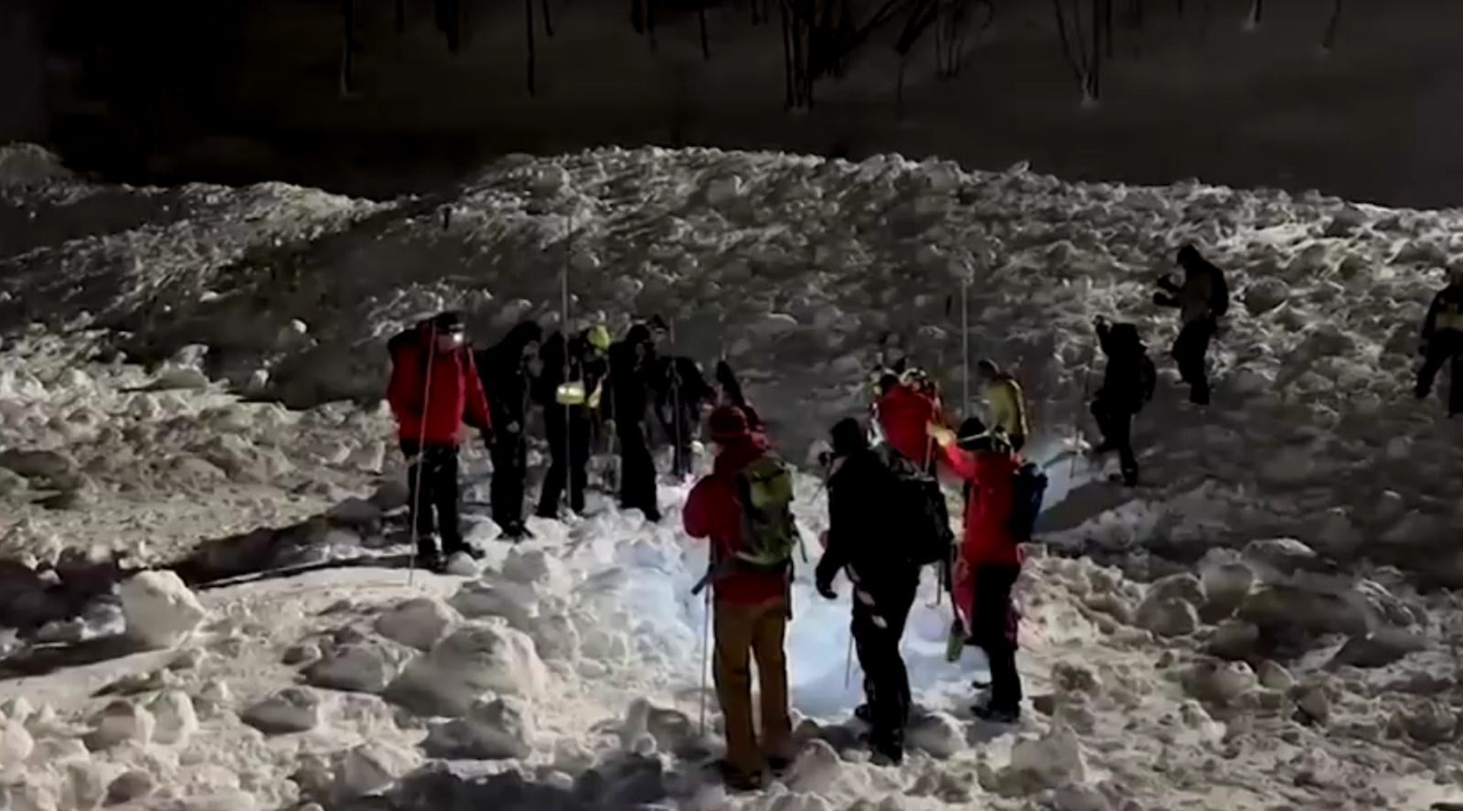Trilheiro soterrado pela neve é resgatado com vida após avalanche na Itália