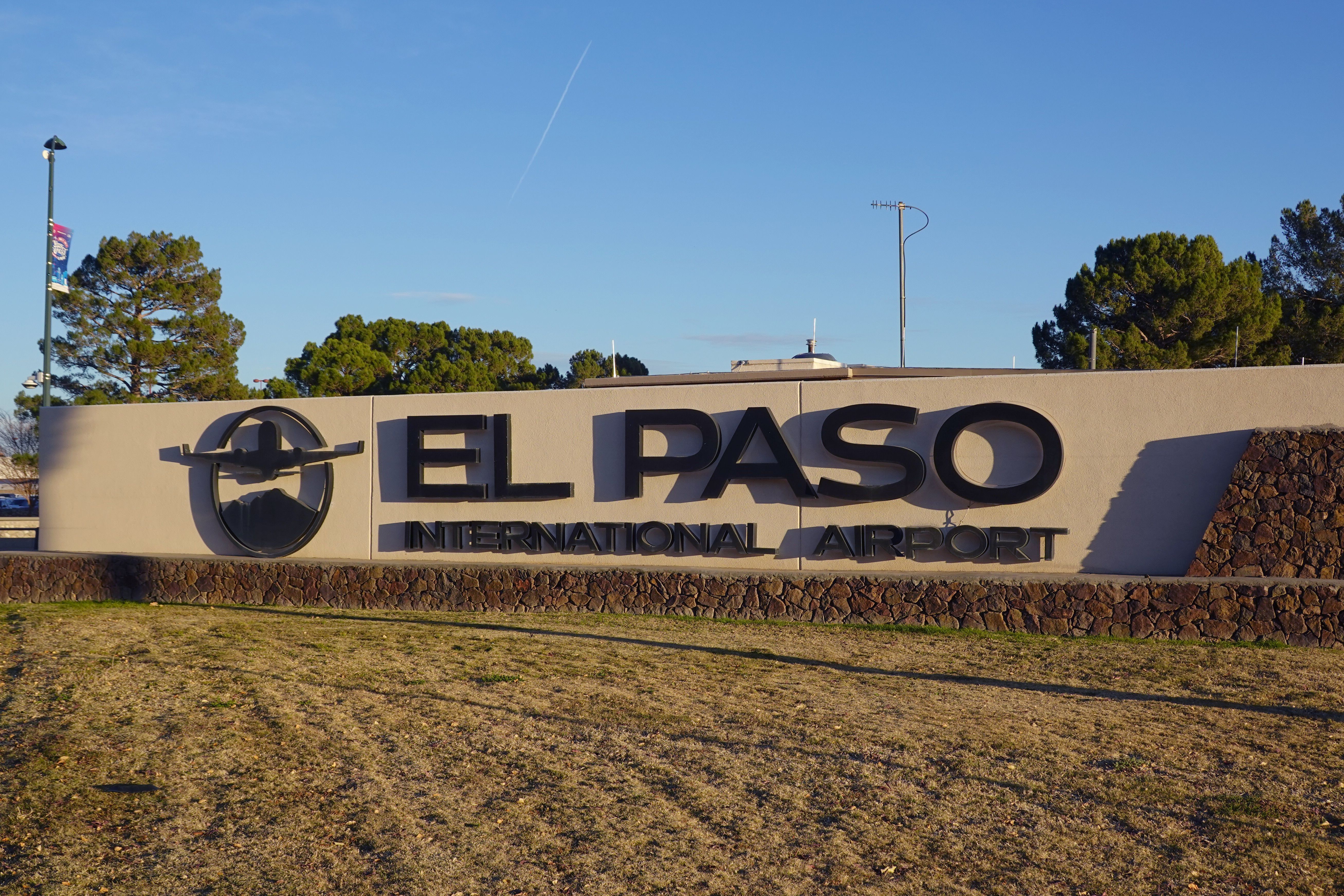 Uma placa no ELP (Aeroporto Internacional de El Paso) em 25 de dezembro de 2025 em El Paso, Texas