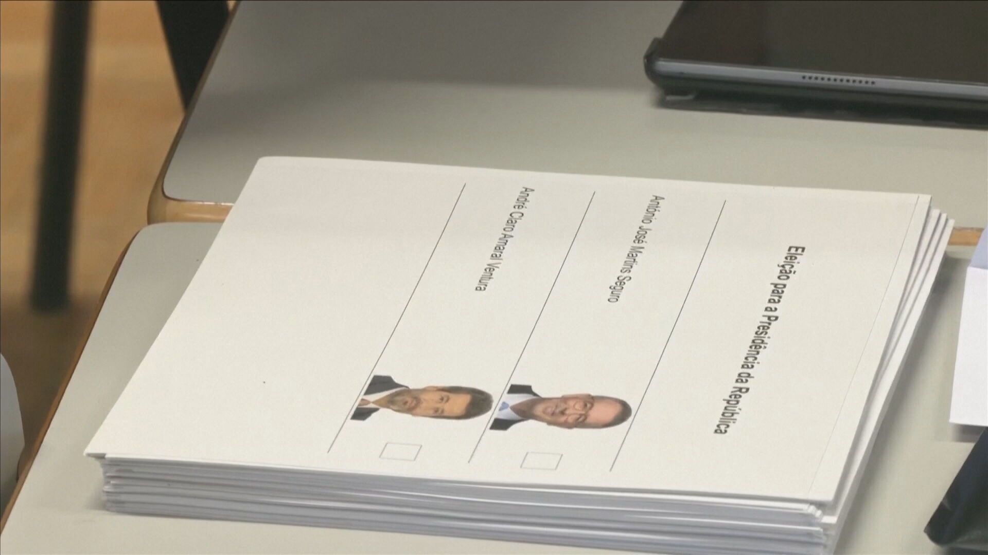 Urnas abrem para o segundo turno das eleições presidenciais em Portugal