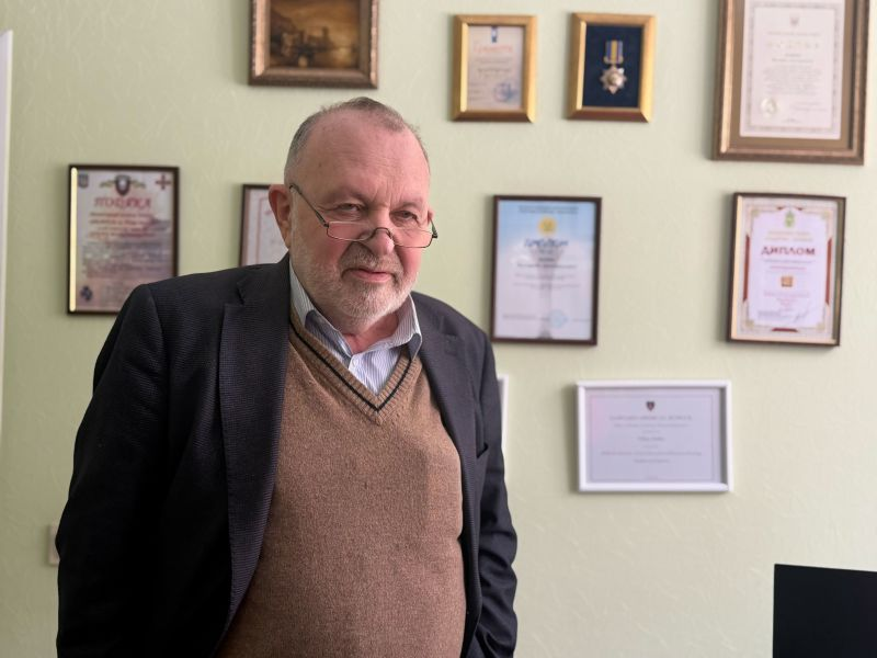 Valery Zukin é o diretor da clínica de medicina reprodutiva Nadiya, em Kiev. Ele afirma que a guerra tornou o trabalho da clínica ainda mais importante. • Svitlana Vlasova/CNN